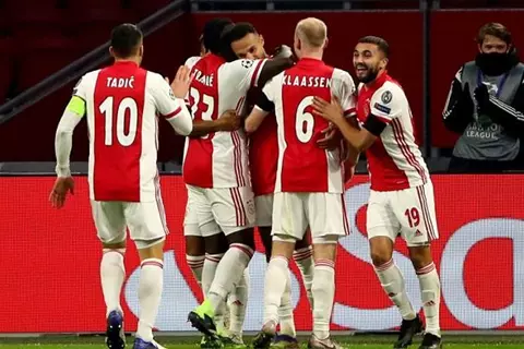 أياكس يقترب من التعاقد مع مدربه الجديد